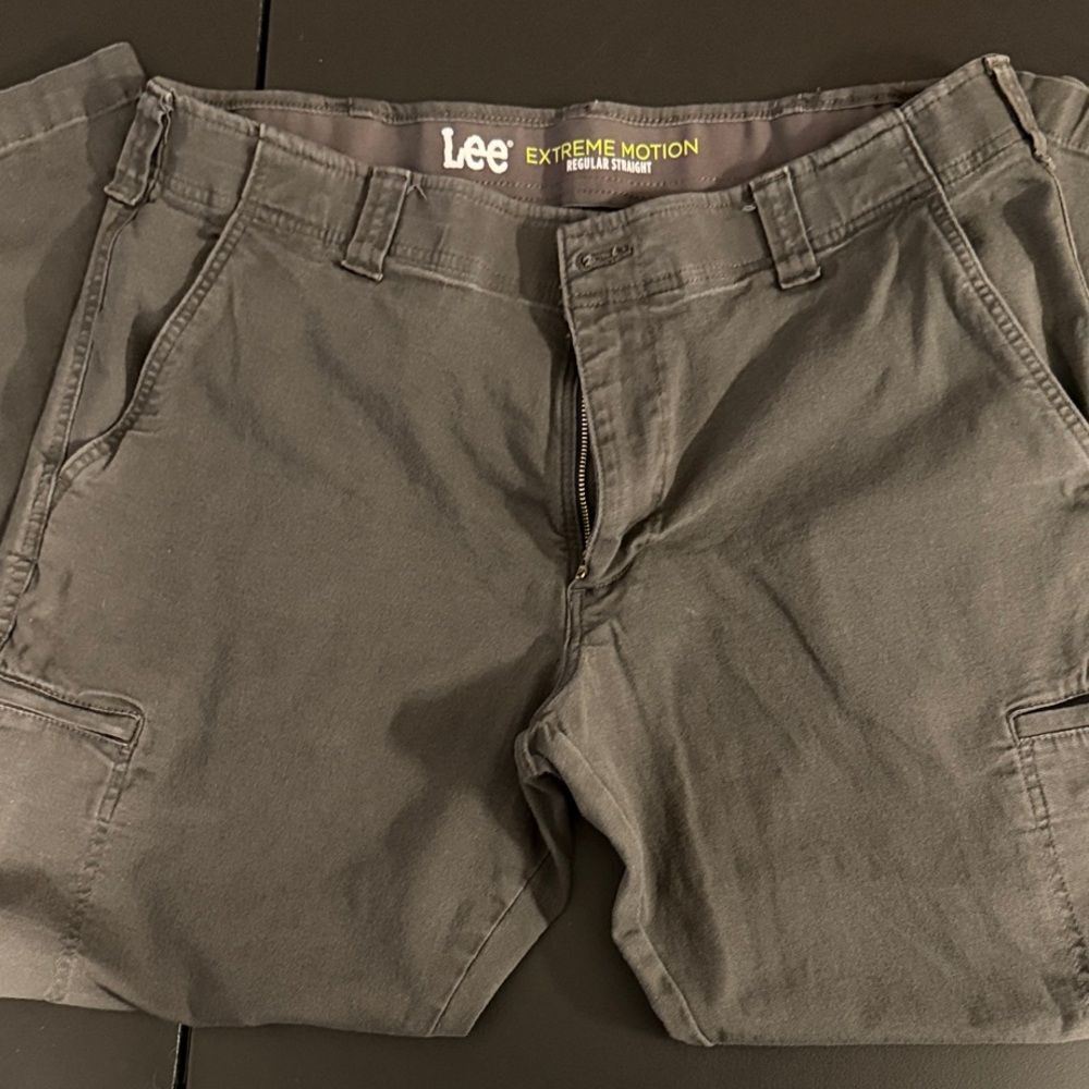 Lee Men’s Cargo Pants in Charcoal Gray - Picture 5 of 5